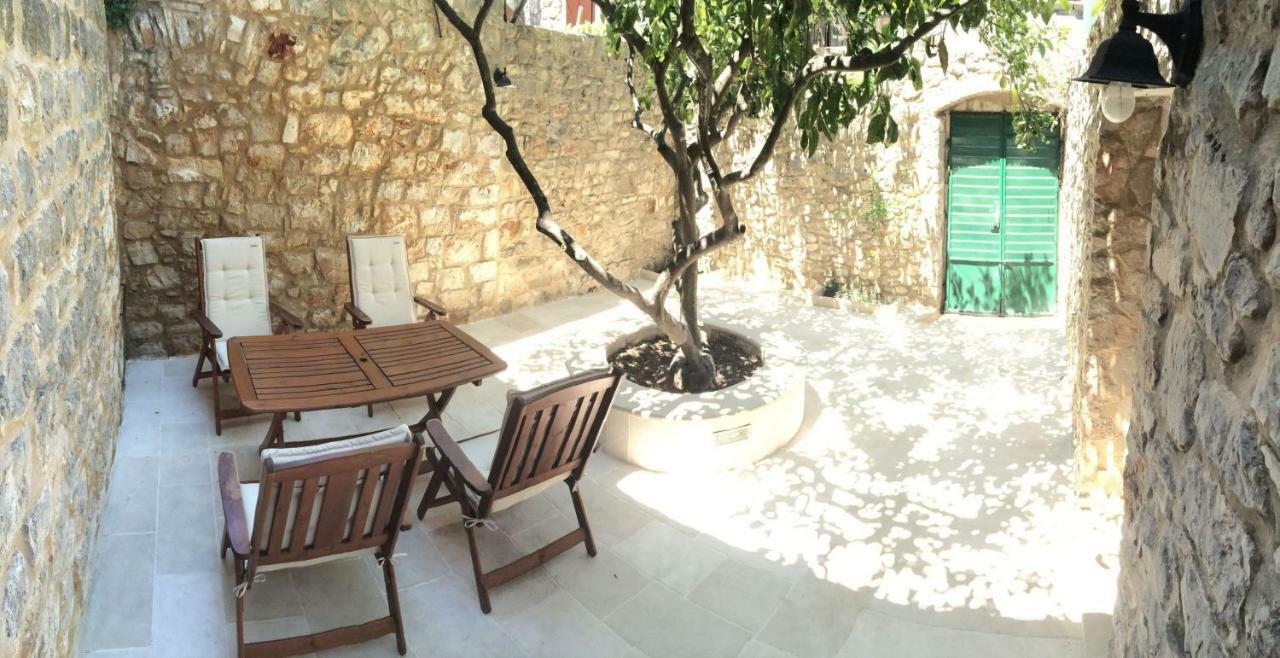 Authentico Deluxe Stari Grad Villa Stari Grad  Buitenkant foto